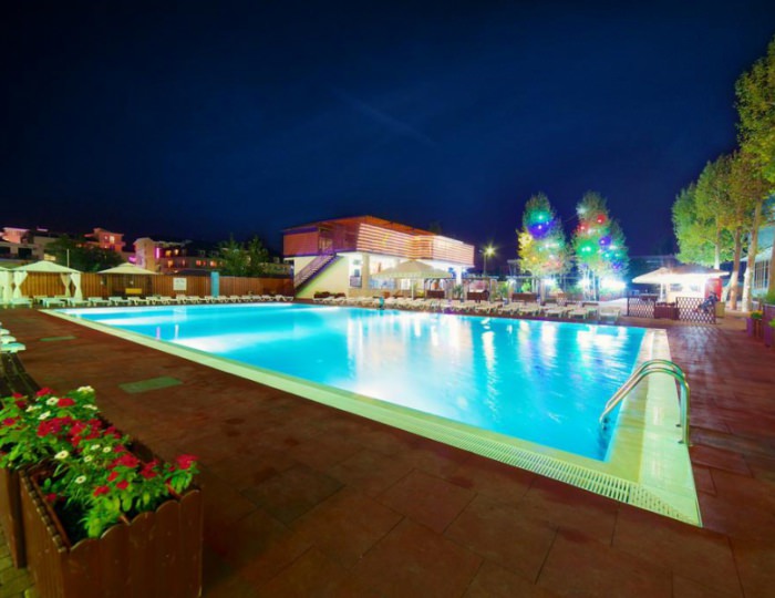 Два открытых бассейна - Гостиничный комплекс «Эмеральд»